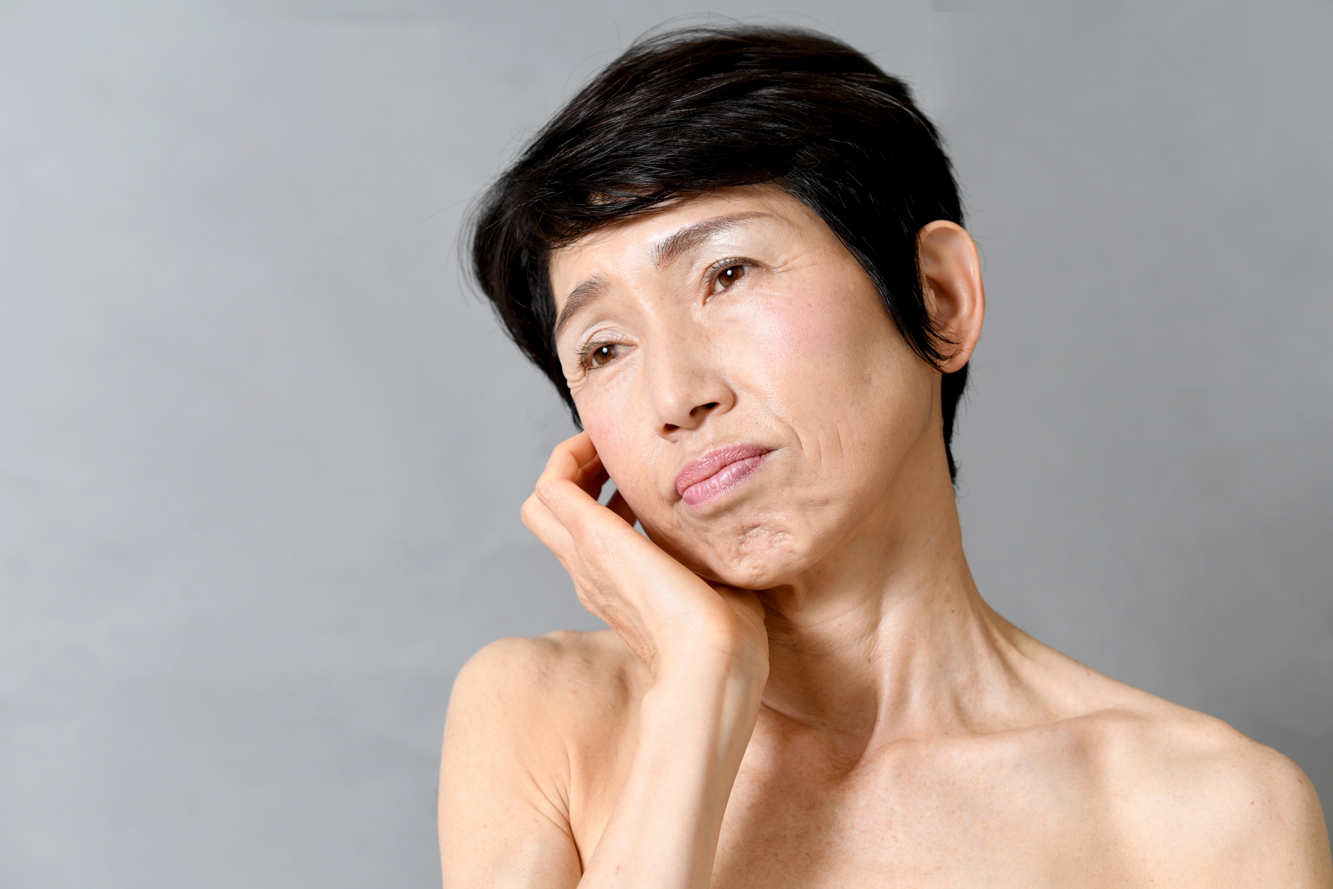ほうれい線、たるみ、二重アゴがオバハン顔の特徴！そうならないためには