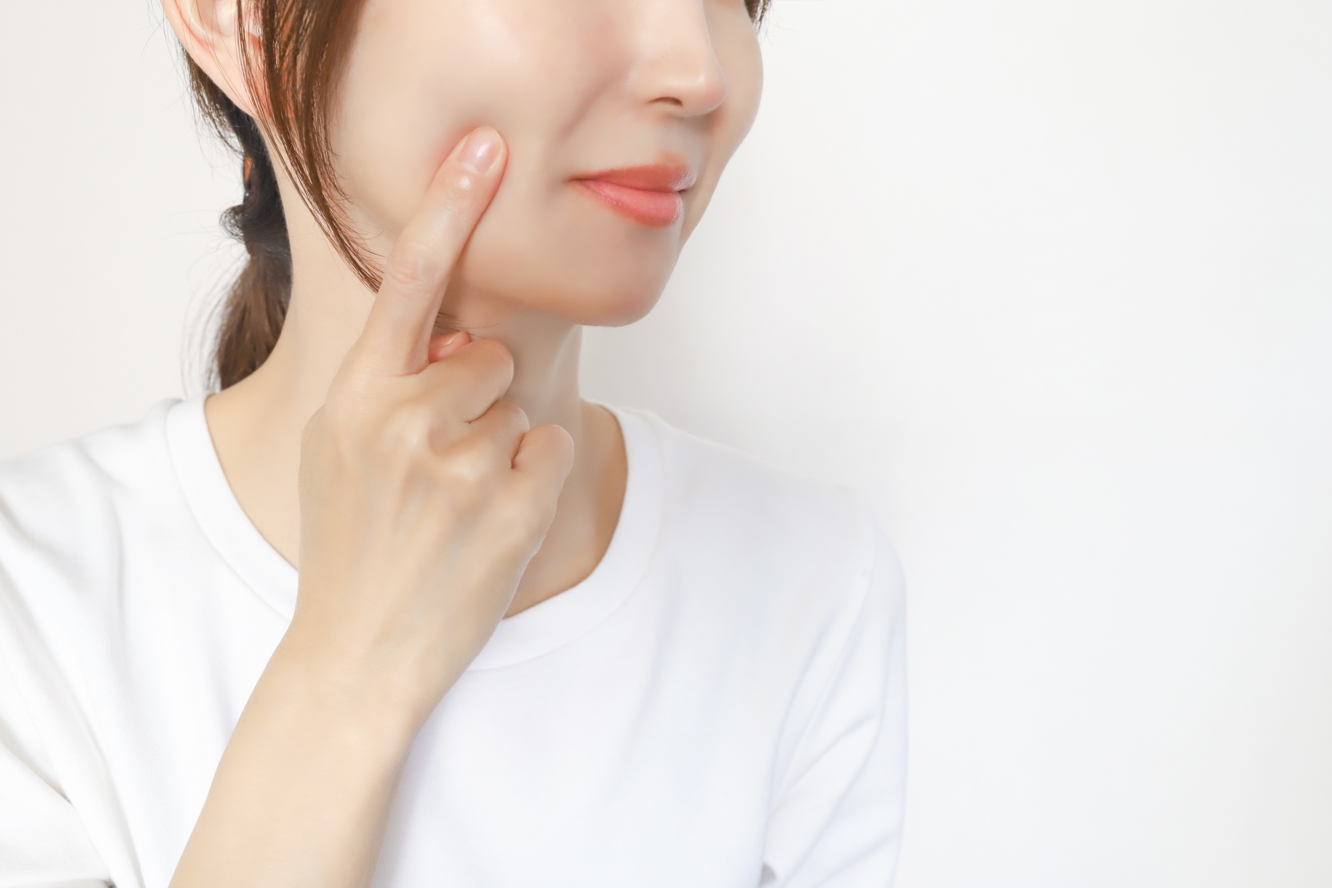 顔のたるみケアにO脚改善が必要な理由【深井　美容鍼】