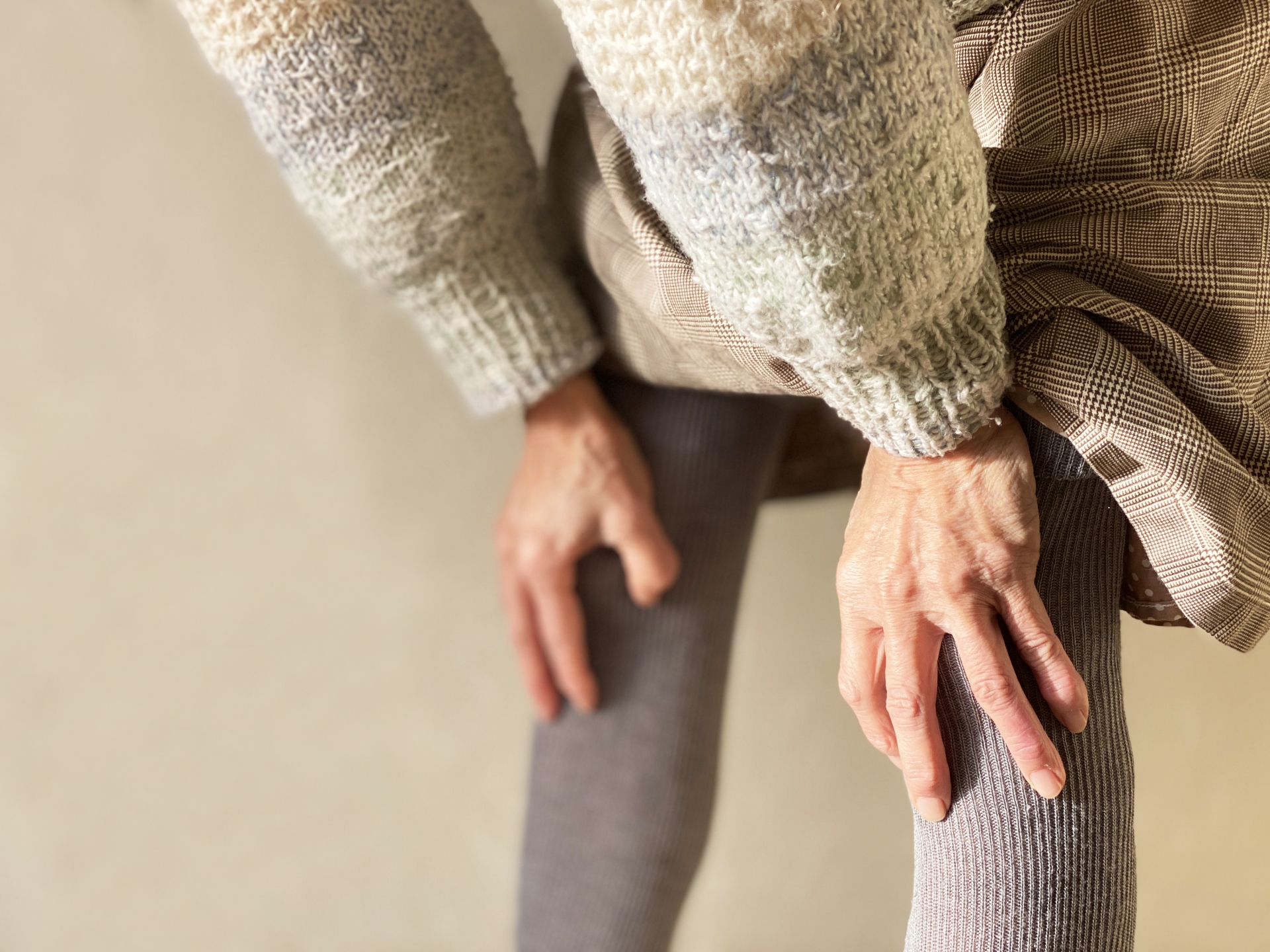 更年期に膝が痛くなるのはなぜ？O脚との関係と対策を解説